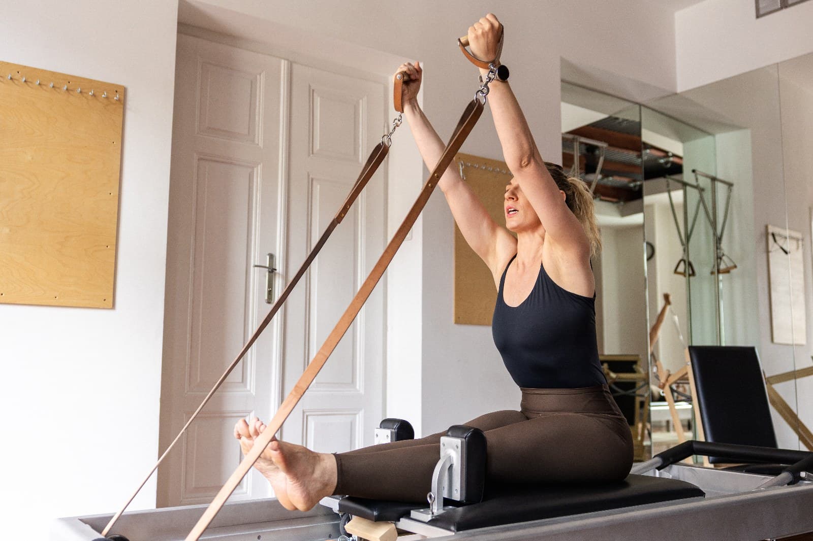 Praca na reformerze w studiu pilates
